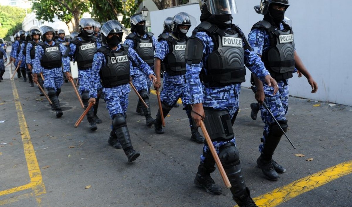 maldives_riot_police_09_02_2012