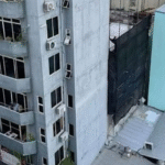 ފުރާޅެއްގެ މައްޗަށް އަންހެން ކުއްޖަކު ވެއްޓިގެން މުޅިގައުމު އެލާޓަށް