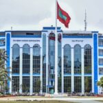 ބާރު ސްޕީޑުގައި ދުއްވި ކާރެއް މަޑުކުރަން އެންގުމުން ފުލުހުންގެ ސައިކަލެއްގައި ޖައްސައިފި