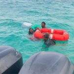 މާލެއިން ވޭމަންޑޫއަށް ދަތުރުކުރި ދޯންޏެއް ފަަރަށް އަރައި ހާލުގައި ޖެހުނު 3 މީހަކު ސަލާމަތްކޮށްފި