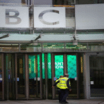 ރައީސް ޓްރަމްޕްގެ އަބުރުފުޅާބެހިގެން 1 ބިލިއަން ޑޮލަރުގެ ބަދަލު ހޯދުމަށް ދައުވާކުރަނީ