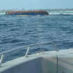 މުދާ އުފުލާ ބޯޓެއް ބަންޑުންޖަހާލައި 2 މީހަކު ގެއްލިގެން ހޯދަނީ