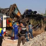 ތައިލަންޑްގައި ރޭލެއްގެ މައްޗަށް ކޮންސްޓްރަކްޝަން ކްރޭނެއް ވެއްޓުމުގެ ސަބަބުން 22 މީހުން މަރުވެއްޖެ