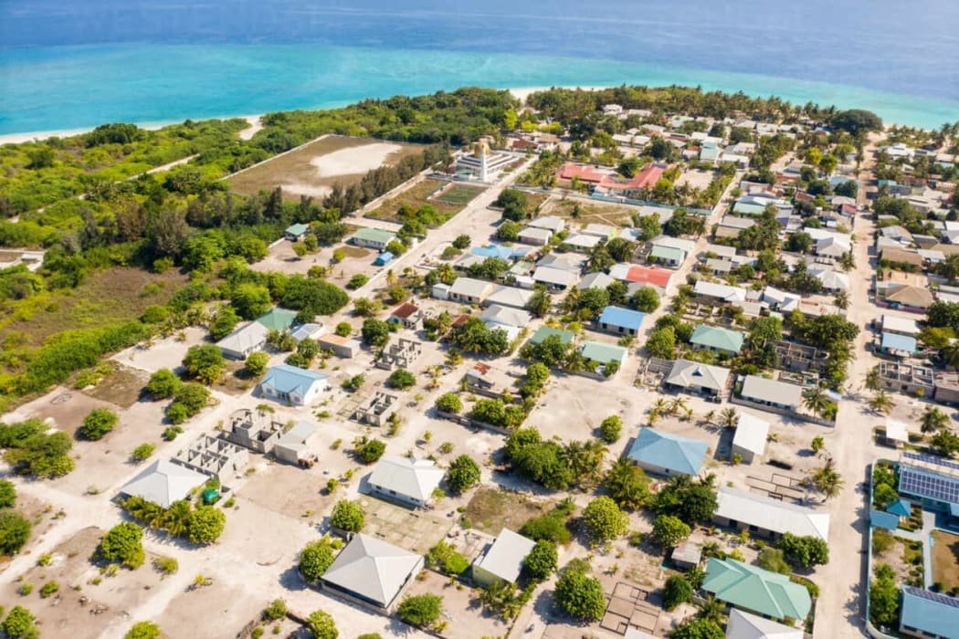 panoramic-aerial-view-of-the-local-historical-island-utheemu-with-colourful-roof-tops-and-mosque-maldives-laccadive-sea-AAEF12641-1648975638519_nmdc0t