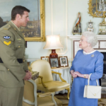 ސިފައިންގެ އެންމެ ފަޚުރުވެރި ކުލަތަކާއެކު ހަނގުރާމައިގެ ޖަރީމާތަކުގެ ކުރިމައްޗަށް