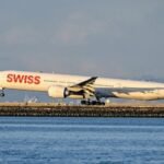 ޑެލްހީގެ އެއާޕޯޓަކުން ފުރަން އުޅުނު މަތިންދާބޯޓެއްގެ އެއް އިންޖީނުގައި ބާރު ގޮވުމެއް ހިނގައި ހުޅު ފަޅައިގެން ހިނގައްޖެ