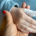 މުއްސަނދި ދިރިއުޅުމަކަށް ފައިސާ ހޯދަން އަމިއްލަ ދަރިފުޅަށް ކެންސަރު ޖެހިފައިވާ ކަމަށް ހެދުނު އަންހެނަކު ޖަލަށްލައިފި